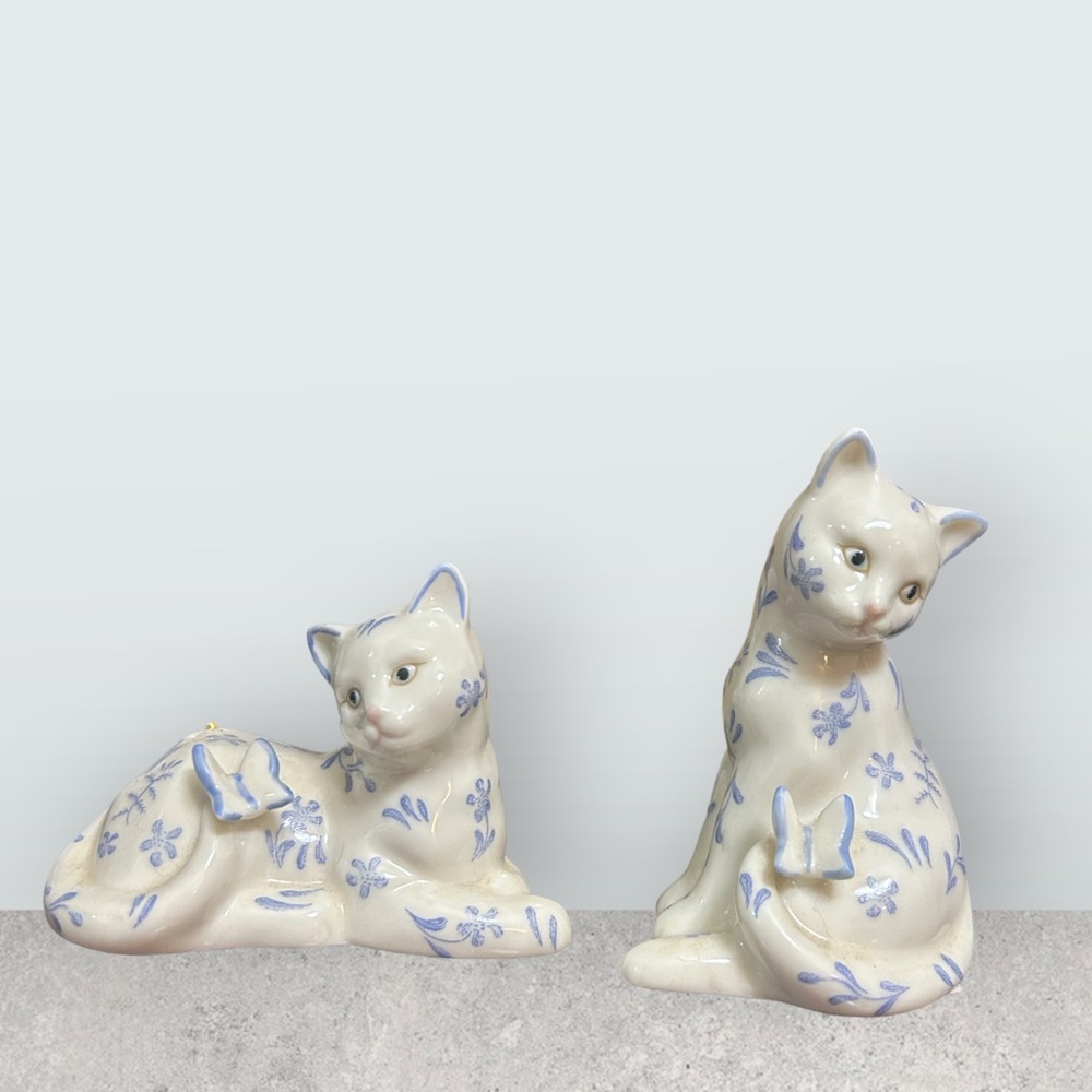 2004 Lenox blue & ivory floral cat salt and pepper shakers